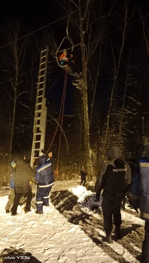 ❗🙏Сегодня спасатели ПСЧ-270 #Мособлпожспас приняли участие в спасении трех взрослых и одного ребенка, которые застряли на 9-метровой высоте из-за сломавшегося подъемника